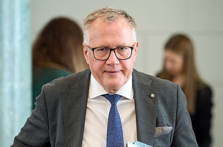 Finanšu ministrs Arvils Ašeradens raizējas, ka ekonomiskās attīstības prognozes kļūstot arvien nepatīkamākas, un attiecīgi valsts naudas maks arī var nepildīties kā plānots.