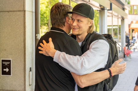 Latvijas izlases treneris Harijs Vītoliņš (no kreisās) pie viesnīcas sagaida uzbrucēju Rodrigo Ābolu, kuram atlikušajos mačos paredzēta liela loma.
