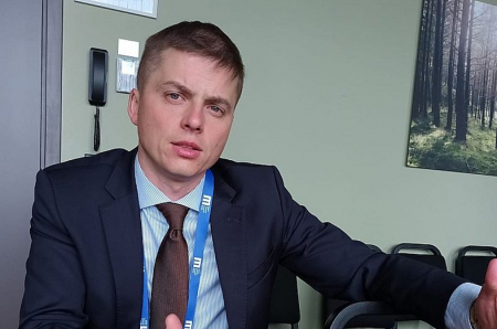 "LMT" ir novatorisks mobilo sakaru operators ar vairāk nekā 30 gadu pieredzi, darbojas kā dažādu sistēmu integrators un arī aizsardzības industrijai izstrādā progresīvus risinājumus, tostarp militārajām misijām kritiski svarīgās Kaujas lauka informācijas pārvaldības sistēmas," raksturojot Latvijas uzņēmuma spējas un panākumus aizsardzības industrijā, izteicās SIA "Latvijas Mobilais telefons" Aizsardzības tehnoloģiju departamenta direktors Kaspars Pollaks.