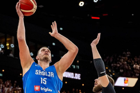 Serbs Nikola Jokičs ir spilgtākā basketbola zvaigzne, kuru sagaidām nākamnedēļ ierodamies uz Eiropas čempionātu Rīgā.