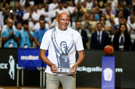 Grieķijas basketbola leģenda Nikos Galis savulaik ar 40 punktiem PSRS grozā sekmēja Grieķijas izlases pirmo triumfu Eiropas čempionātos.