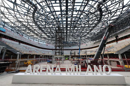 "Santagiulia" arēnai, kur februārī jāsākas Milānas un Kortīnas olimpisko spēļu hokeja turnīram, šī gada jūlijā jumta vietā bija tikai tā karkass. Būvniecības darbi ir aizkavējušies, un būve ekspluatācijā varētu tikt nodota pēdējā brīdī, bez pienācīgas infrastruktūras un visu dienestu darbības pārbaudes.