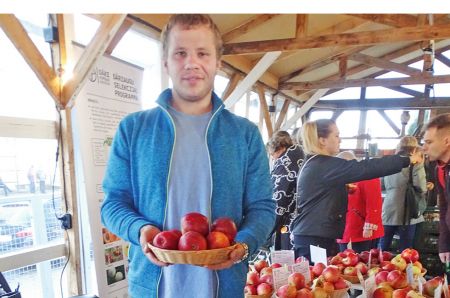 Dārzkopības institūta zinātniskais asistents Dāniels Udalovs.