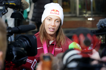 Pasaules čempione pludmales volejbolā Tīna Graudiņa atbild uz žurnālistu jautājumiem svinīgajā sagaidīšanas pasākumā Rīgas lidostā.