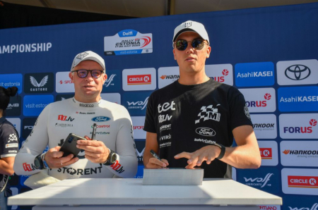 Rallija stūrmanis Renārs Francis (no kreisās) un pilots Mārtiņš Sesks.