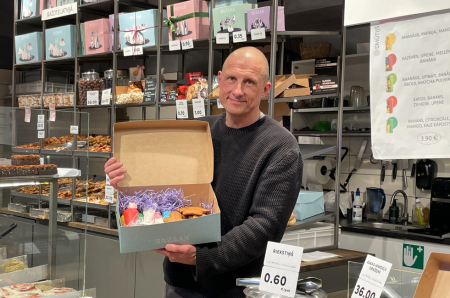 Bijušais fabrikas “Stenders” līdzīpašnieks jau otro gadu Rīgā attīsta
konditorejas biznesu. Attēlā: Jānis Bērziņš Matīsa ielas beķerejā ar Ziemassvētku piparkūku dāvanu kasti.