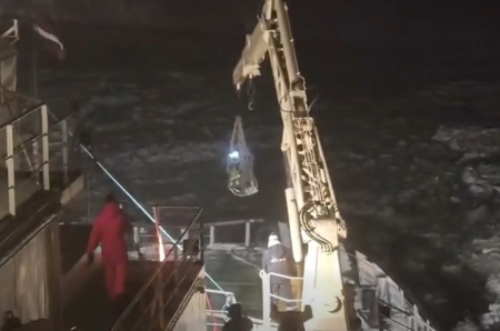 Ledlauža "Varma" komanda izglābj uz dreifējoša ledus gabala jūrā iepūstus cilvēkus.