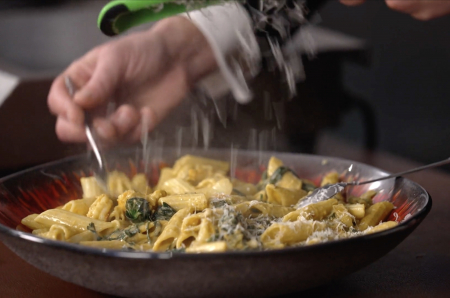 Ātrā zaļā pasta ar jūras veltēm.