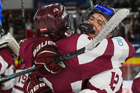 Latvijas U-18 hokejisti.