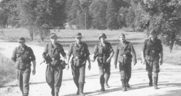 19. latviešu divīzijas karavīri pārgājienā. Vidzeme, 1944. gada augusts. 
