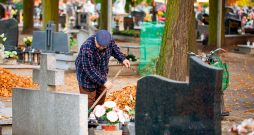 Kapavietas uzturētāju var noskaidrot, sazinoties ar kapsētas pārzini vai attiecīgo vietvaru.
