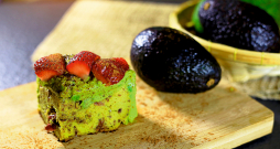 Avokado un zemeņu kūka.