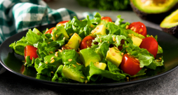 Kartupeļu un avokado salāti.