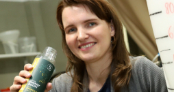 Agnese Stunda-Zujeva ieguvusi doktora grādu ķīmijas tehnoloģijā un izgudrojusi, kā Latvijas apstākļos audzēt superēdienu spirulīnu.