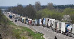 Kravas automašīnu rinda uz Ukrainas un Polijas robežas 18. aprīlī. Polija un Ukraina panāca vienošanos no 21. aprīļa atsākt Ukrainas labības un citu pārtikas produktu tranzītu. 