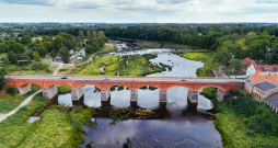 Kuldīga var lepoties ar platāko ūdenskritumu Eiropā Ventas rumbu un Eiropas trešo garāko ķieģeļu tiltu, kas ir arī otrs vecākais ķieģeļu velvju tilts Latvijā.