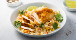 Kūpinātas vistas salāti ar rīsiem.