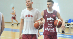 Latvijas vīriešu basketbola valstsvienība. Dairis Bertāns un Kristers Zoriks.