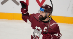 Latvijas hokeja izlases spēlētājs Kaspars Daugaviņš.