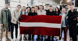 Grupa "Sudden Lights" un tās pavadītāji Rīgas lidostā pirms izlidošanas uz Liverpūli. Grupa "Sudden Lights" un tās pavadītāji Rīgas lidostā pirms izlidošanas uz Liverpūli.