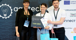 Ventspils novada Puzes pagasta saimniecības "Rozītes" saimniece Sanita Rozenberga (no kreisās) ar meitu Kristu un Tomasu Timermani guvuši uzvaru "Agritech 2023".