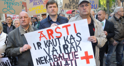 Mediķu protests pie Saeimas.