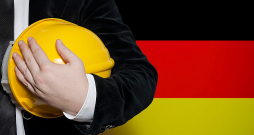 Vācijā gan privātpersonas, gan arī uzņēmumi, kas veic būvniecības vai remonta darbus, sūdzas, ka darbi ieilgst un ievērojami sadārdzinās, jo trūkst amatnieku.