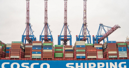 Ķīnas valsts kuģniecības "COSCO" konteinerkuģis tiek izkrauts Hamburgas ostā.