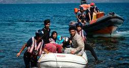 Migranti laivā šķērso Vidusjūru.