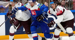 Rūdolfs Balcers (no labās) un Roberts Mamčics divatā mēģina apturēt Slovākijas izlases uzbrukuma līderi Ričardu Pāniku.