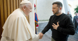 Ukrainas prezidents Volodimirs Zelenskis (no labās) Vatikānā tiekas ar pāvestu Francisku.