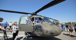 Pasažieru ostā piestāj NATO kuģi un tehnika. Helikopters.