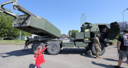 Pasažieru ostā piestāj NATO kuģi un tehnika. HIMARS.