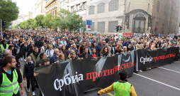 "Serbija pret vardarbību," vēsta lozungs, ar kuru 8. maijā Belgradas ielās izgāja tūkstošiem protestētāju, pieprasot demisijas un valdības politikas maiņu.