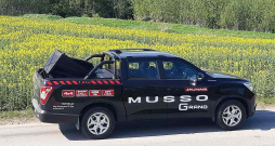"Grand Musso" atceļā no Dundagas.