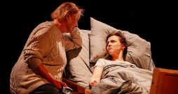 Izaicinoši grūtajā Ausmas lomā teicami iejūtas Inese Pudža, viņas pilnskanīgie balss tembru reģistri raida emocionālās nianses, ļaujot ielūkoties personāža apziņas plūsmā. Izaicinoši grūtajā Ausmas lomā teicami iejūtas Inese Pudža, viņas pilnskanīgie balss tembru reģistri raida emocionālās nianses, ļaujot ielūkoties personāža apziņas plūsmā.