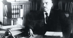 Ļeņins savā kabinetā 1920.–1922. gadā. Ļeņins savā kabinetā 1920.–1922. gadā.