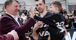 Latvijas Basketbola savienības prezidents Raimonds Vējonis (pa kreisi) sveic "VEF Rīgas" kapteini Arti Ati un viņa dēlu.