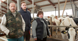 "Kalnapaipužu" saimnieki - Iveta Vilistere, Sandris Vilisters un viņu dēls Armands (vidū) - par izslaukumiem, piena cenām un saimniecības attīstību.