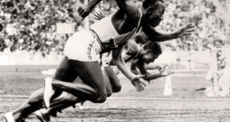 1936. gada Berlīnes olimpiādes vistitulētākais vieglatlēts Džese Ouens izcīnīja 4 zelta medaļas – 100 m un 200 m sprintā, 4x100 m stafetē un tāllēkšanā.