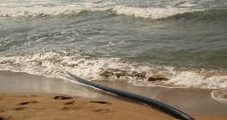 Zemūdens interneta kabelis Atlantijas okeāna krastā.