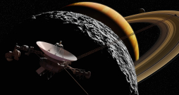 Saturns un Encelada (priekšplānā).