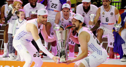Madrides "Real" basketbola kluba veterāni Rūdijs Fernandess (no kreisās) un Serhio Ļuļs virs galvas grasās celt ULEB Eirolīgas čempionu kausu.