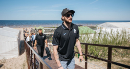 Uvis Balinskis un visa Latvijas izlase svētdien izvēdināja galvu pie jūras, lai ar svaigām emocijām atgrieztos ledus hallē pirms šī vakara mača pret Šveici.