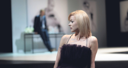 Dita Lūriņa Violetas lomā Nacionālā teātra izrādē "La KRITUSĪ". Dita Lūriņa Violetas lomā Nacionālā teātra izrādē "La KRITUSĪ".