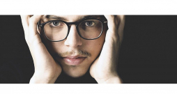 Likā Debargs klavierspēli sākotēji studējis pie mūža lielāko daļu Parīzē aizvadījušā poļu komponista Miloša Magina studentes un uzaudzis, viņa mūzikas ieskauts. Likā Debargs klavierspēli sākotēji studējis pie mūža lielāko daļu Parīzē aizvadījušā poļu komponista Miloša Magina studentes un uzaudzis, viņa mūzikas ieskauts.