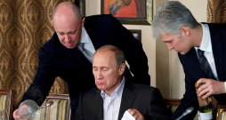 Jevgeņijs Prigožins (no kreisās) uzskatīts par Putinam pietuvinātu personu vēl no Sanktpēterburgas laikiem, kad Putins bija iecienījis Prigožina izveidoto restorānu.