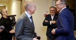 Trešdien "Jaunās vienotības" Saeimas frakcija tikās ar Valsts prezidenta amatam izvirzīto ″Apvienotā saraksta″ pārstāvi Uldi Pīlēnu (no labās), kur viņu gaidīja tikšanās arī ar viņa sāncensi, ārlietu ministru Edgaru Rinkēviču.