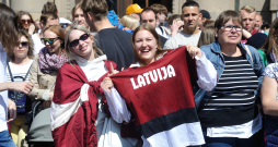 Latvijas hokeja izlases līdzjutēji vēro spēli Doma laukumā.