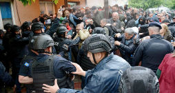 Policijas un etnisko serbu protestētāju sadursmes Zvečanā Kosovas ziemeļos. Serbu demonstranti pašvaldības ēkās Kosovas ziemeļos centās neielaist etnisko albāņu mērus.